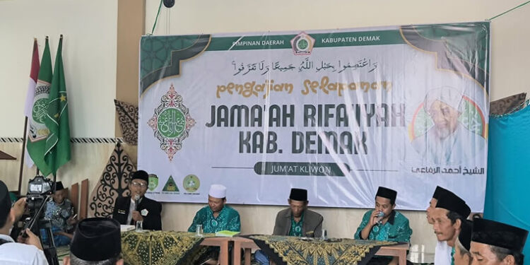 Pengajian Selapanan Jumat Kliwon Perdana PD Rifa’iyah Demak: Kajian Kitab, Dzikir Bersama, dan Memperkuat Ukhuwah