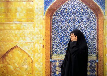 Apakah Boleh Wanita Menampakkan Bagian Lengan Saat Bekerja atau Jual Beli?