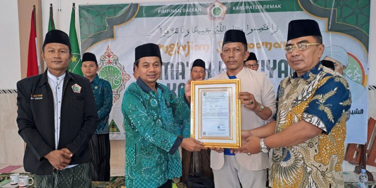 Perkuat Legalitas, PD Rifa’iyah Demak Terima SPKO Ormas dari BAKESBANGPOL di Acara Selapanan