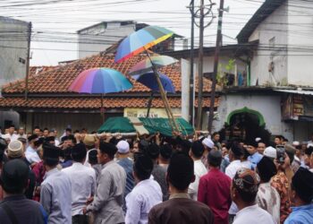 Pemakaman KH Ahmad Izzudidin