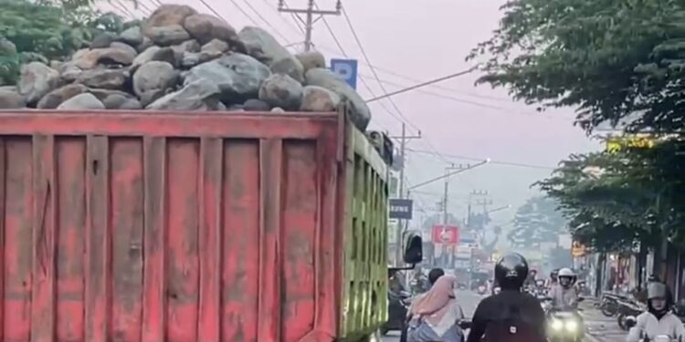 Teror Jalanan yang Dibiarkan (Dump Truck Galian C)