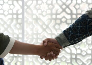 Belajar Kelas Sosial dari Cara Kita Berjabat Tangan