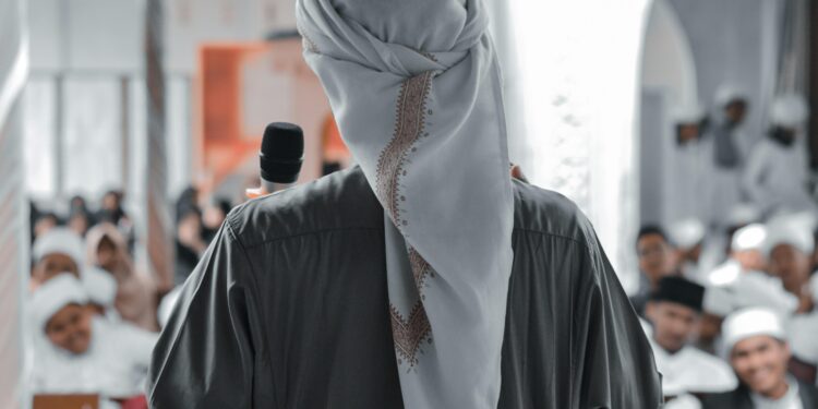 Kritik untuk Alim yang Haus Pujian