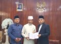 Sekjen PP Rifa’iyah H. Saeful Arif menyerahkan kitab Riayatul Himmah karya KH Ahmad Rifa’i kepada Menteri Agama Nasaruddin Umar