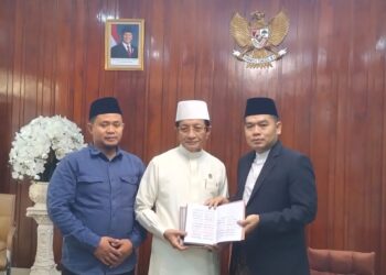 Sekjen PP Rifa’iyah H. Saeful Arif menyerahkan kitab Riayatul Himmah karya KH Ahmad Rifa’i kepada Menteri Agama Nasaruddin Umar