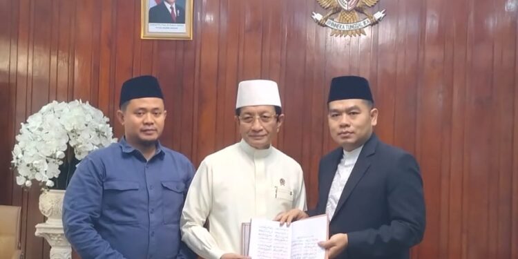 Sekjen PP Rifa’iyah H. Saeful Arif menyerahkan kitab Riayatul Himmah karya KH Ahmad Rifa’i kepada Menteri Agama Nasaruddin Umar