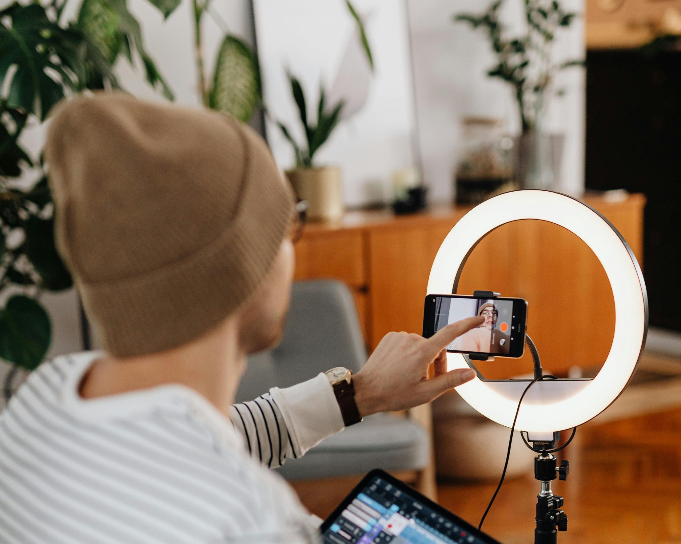 Zakat Penghasilan Kreator Konten dalam Perspektif Fikih