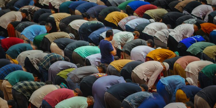 Jangan Mempersilahkan Orang Lain untuk Mengisi Saf di Depan, Ini Sebabnya