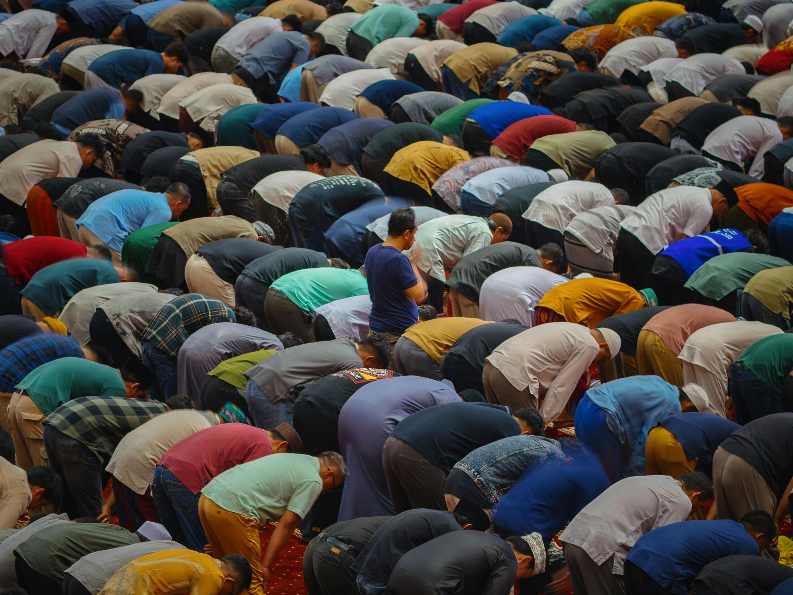 Jangan Mempersilahkan Orang Lain untuk Mengisi Saf di Depan, Ini Sebabnya