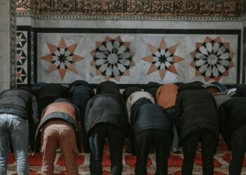 Meraih Pahala Semalam Suntuk: Keutamaan Menyelesaikan Tarawih Bersama Imam