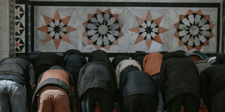 Meraih Pahala Semalam Suntuk: Keutamaan Menyelesaikan Tarawih Bersama Imam