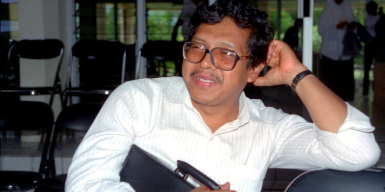 Menelusuri Jejak Kuntowijoyo: Sang Begawan Sejarah dan Khidmatnya sebagai Ketua Dewan Syuro Pertama Rifaiyah