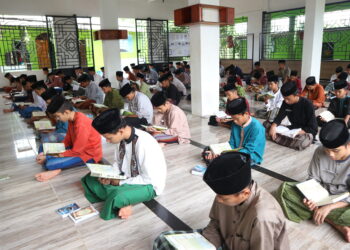 Pesantren & Filsafat: Dari Ghazalian Paradox Menuju Santri 4.0 yang Kritis