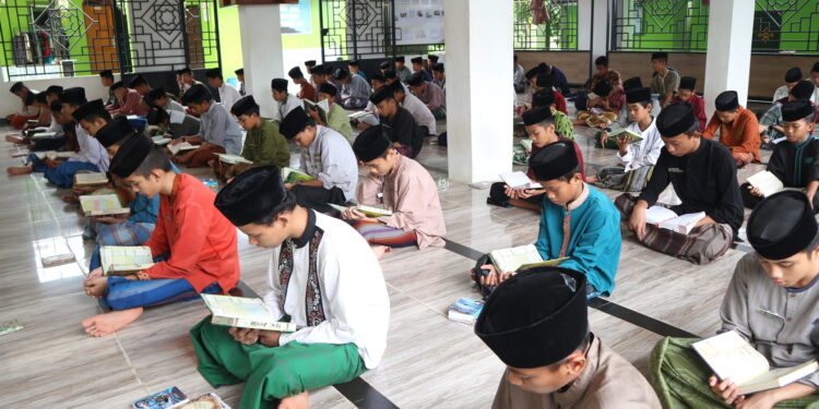 Pesantren & Filsafat: Dari Ghazalian Paradox Menuju Santri 4.0 yang Kritis