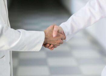 Hukum Menolak Jabat Tangan dalam Islam: Antara Adab, Tawaduk, dan Martabat Seorang Pemimpin