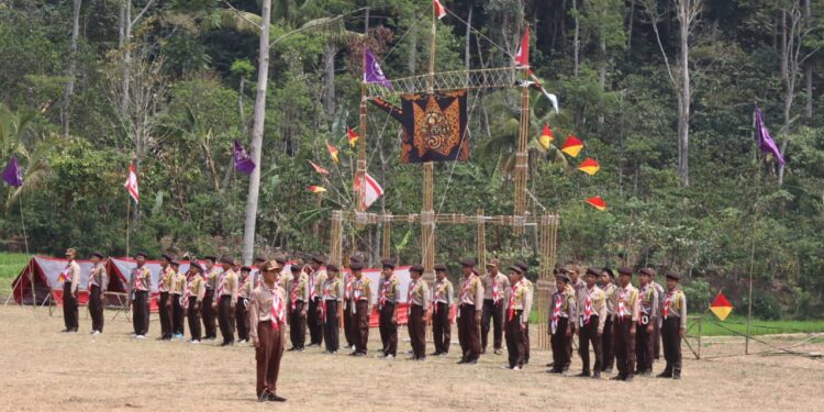 Kemah Bakti Santri Manbaul Hikmah Tempa Kedisiplinan dan Kepedulian Sosial