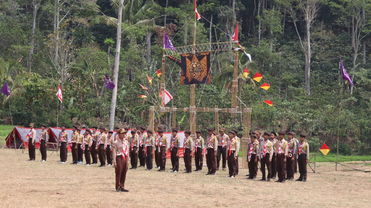 Kemah Bakti Santri Manbaul Hikmah Tempa Kedisiplinan dan Kepedulian Sosial