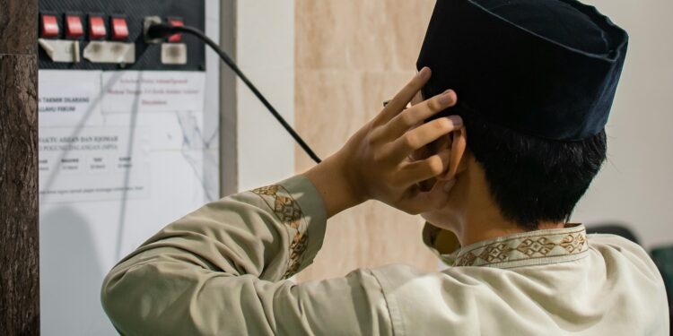 Hukum Wanita Mengumandangkan Adzan