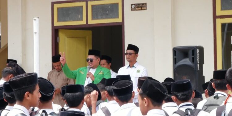 PP AMRI Kunjungi MTs Rifa’iyah Kesesi, Ajak Santri Cintai Lembaga Rifa’iyah