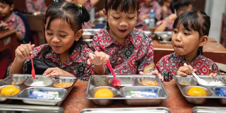 MBG: Program Strategis, Populis, atau Politis?