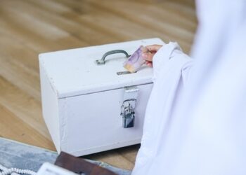 Hukum Meminjamkan Uang Kas Masjid dan Organisasi
